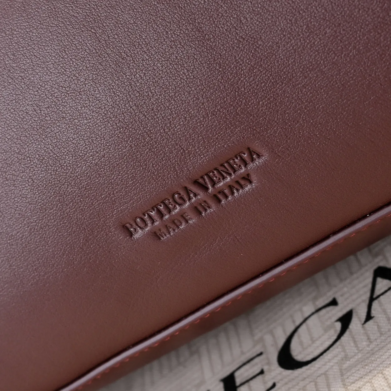 Batch 2360 #Bv New Ciao Ciao handbag Ciao Ciao means "hello" and "goodbye" in Italian, showing a relaxed and casual lifestyle ⭐️Made of Dutch Silky Calf calf leather ~ silky to the touch. The leather is thick, and the suede lining is soft and comfortable. The relaxed feeling of stacked smooth leather, the representative woven element shoulder strap, and the perfect embellishment of golden buckles 💥The bag has a unique shape, casual and exquisite, and super practical ☄️Carry Ciao Ciao to accompany you in various occasions, and be the most stylish you 🎀 Model: 7231 Size: 34x26x15